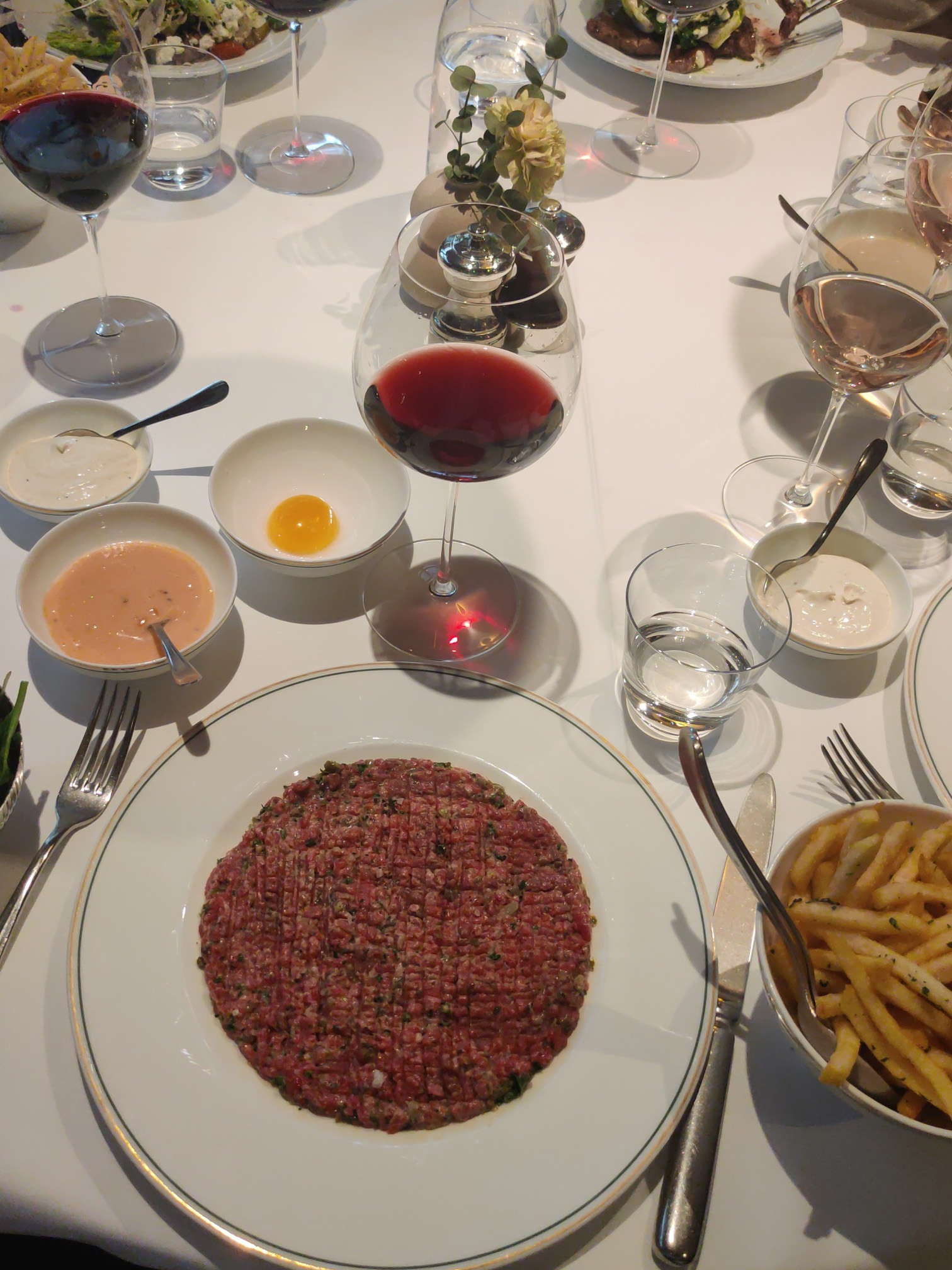 Foto på tallrik med råbiff